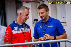 Bielstein , 230624 , ADAC MX Masters

Im Bild: Alexander Karg, Teamchef KMP-Honda-Racing mit ADAC, Crew, Fabian Schuster, Leiter ADAC Motorradsport und Motorradkoordination

Foto: Steve Bauerschmidt