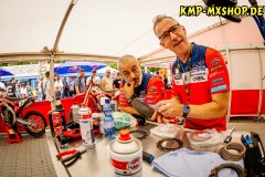 Bielstein , 230624 , ADAC MX Masters

Im Bild: Mechaniker Salvatore Lauria (li.) mit Alexander Karg, Teamchef KMP-Honda-Racing

Foto: Steve Bauerschmidt