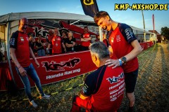 Vellahn , 250524 , ADAC MX Masters

Im Bild: Scott Smulders ( Niederlande / Honda / KMP Honda Racing powered by Krettek ) rasiert einem Teammitglied die Haare

Foto: Steve Bauerschmidt