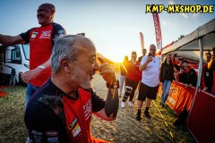 Vellahn , 250524 , ADAC MX Masters

Im Bild: Scott Smulders ( Niederlande / Honda / KMP Honda Racing powered by Krettek ) rasiert einem Teammitglied die Haare

Foto: Steve Bauerschmidt