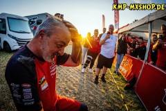 Vellahn , 250524 , ADAC MX Masters

Im Bild: Scott Smulders ( Niederlande / Honda / KMP Honda Racing powered by Krettek ) rasiert einem Teammitglied die Haare

Foto: Steve Bauerschmidt